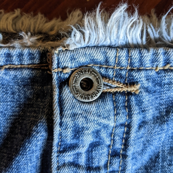 Who wears short shorts? - Picture 5 of 7